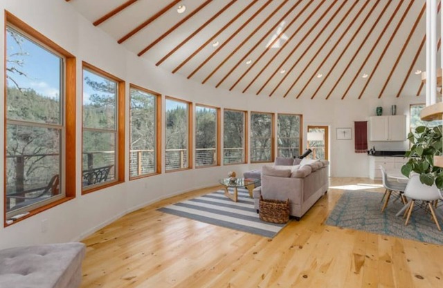 Stunning Roundhouse, Waterfall, Hot Tub & Views