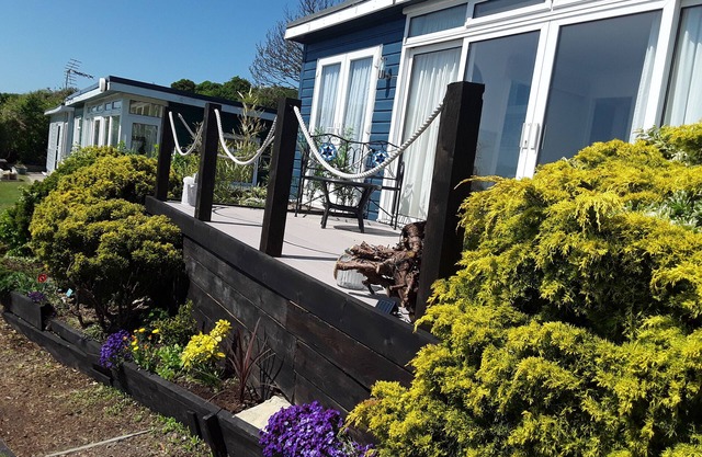 Stunning Sea View, beach, great places to eat, shops within walking distance