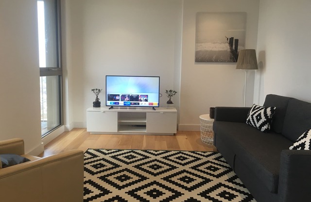 STUNNING SERVICED APARTMENT*