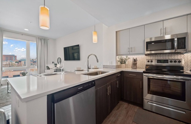 Stunning Skyline 1-Bedroom Apartment - Downtown RVA - Pool, Gym & Parking