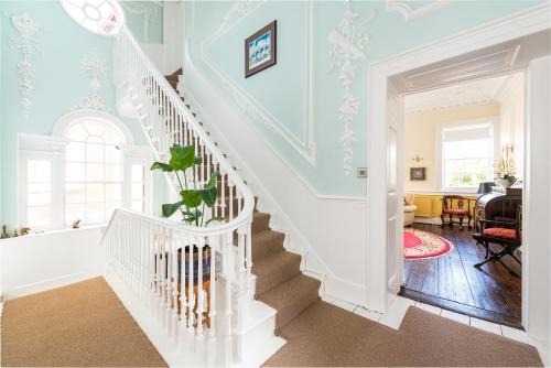 Stunning & spacious Georgian town house in St Neots town centre with parking