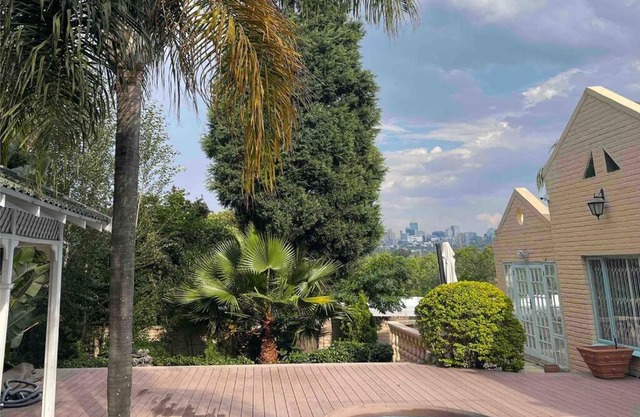 Stunning stay in Sandton - back up power & view