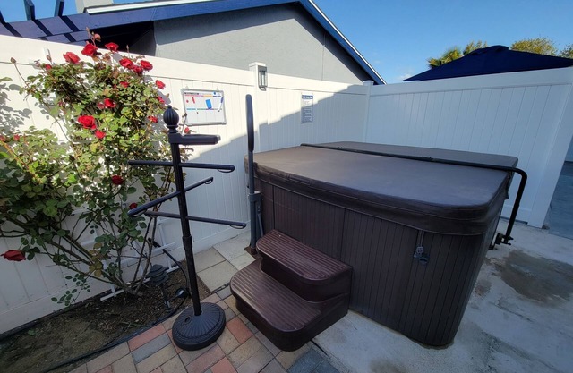 Stunning Studio w/Large Patio & Hot Tub - Suite A