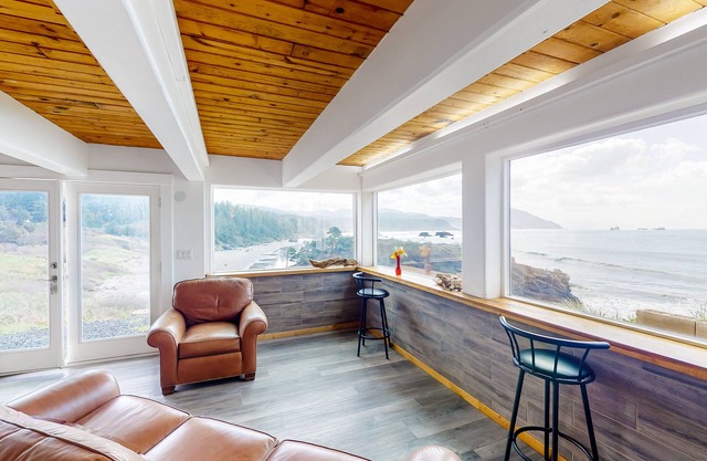 Stunning studio with panoramic ocean views, updated interior, & cozy kitchen