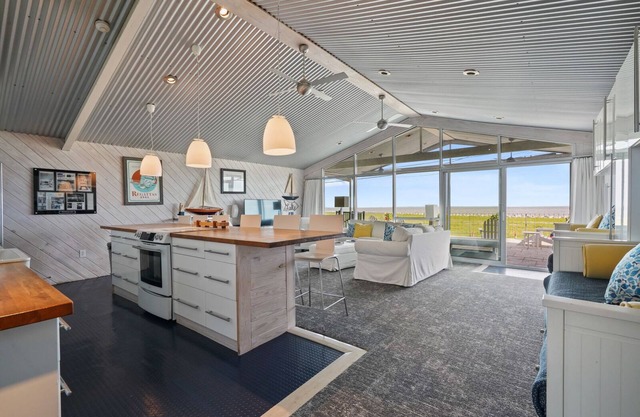 Stunning sunsets over Lake Pontchartrain - only 8 miles from French Quarter