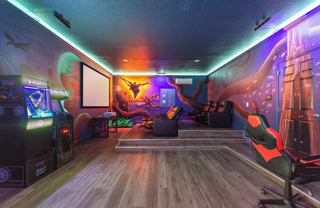 Stunning Themed Villa, Family Friendly-15 Bedrooms, Theater-Game Rm, Sleeps 32