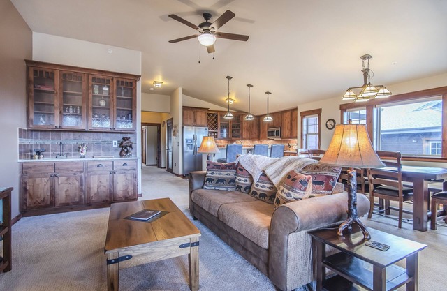 Stunning Top-Floor Condo Boasts Captivating Views and Vaulted Ceilings!