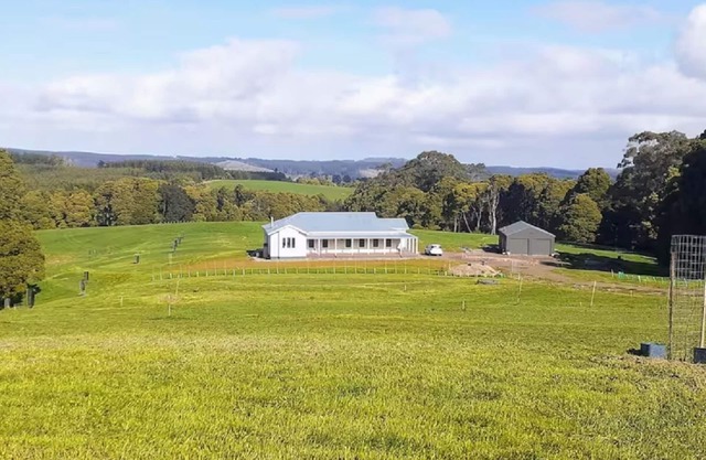 Stunning top of the Otways/spotless new-build retreat of 3-4 (opt) bedrooms.