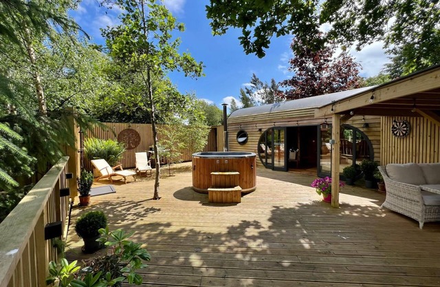 Stunning treehouse immersed in nature with fantastic views, hot tub & two decks.