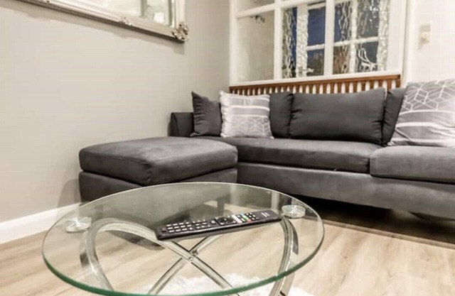 Stunning Two Bedroom with Two en-suites, Free Parking, Pet Friendly