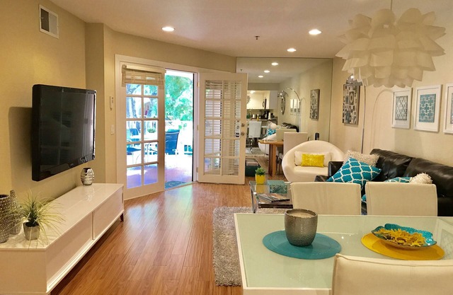 Stunning Upgraded Deauville Luxury 5-Star Palm Springs Condo; Walk to Downtown