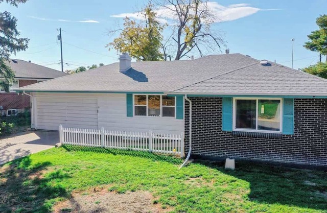 Stunning Upper Home with King Beds & Yard