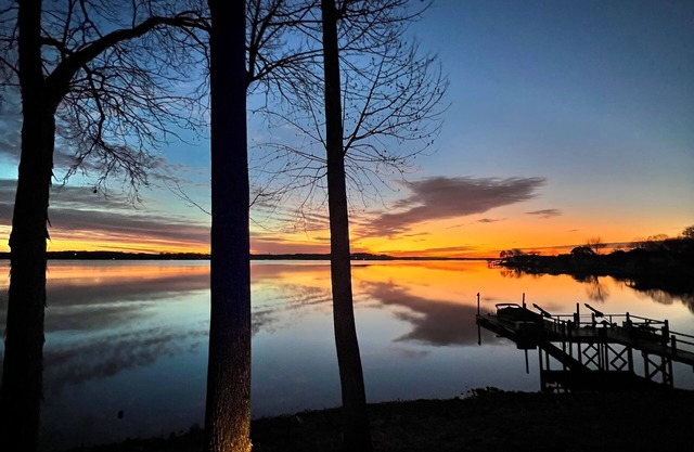 Stunning sunrises & water views in this 4 bedroom cottage on Lake Norman!