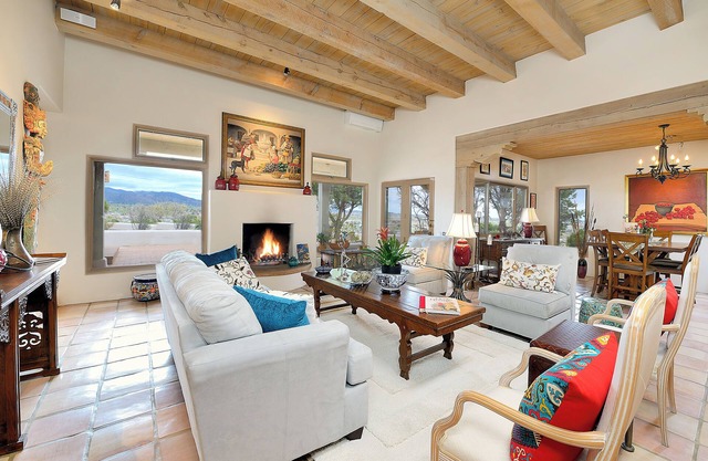 Stunning view home, 3bdr, City lights, sunsets, kiva's, portals, 7 min to Plaza