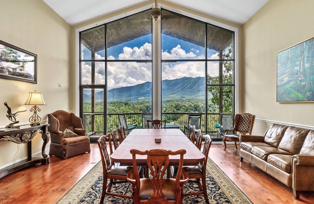 Stunning View |Hot Tub| Private Deck | WIFI