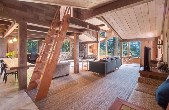 Stunning View, Large Living Room, King bed, 45 acre Redwood Retreat