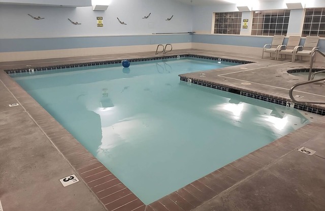 Stunning View of Pullman! Spacious Room w/Free Breakfast, Free Parking, Pool