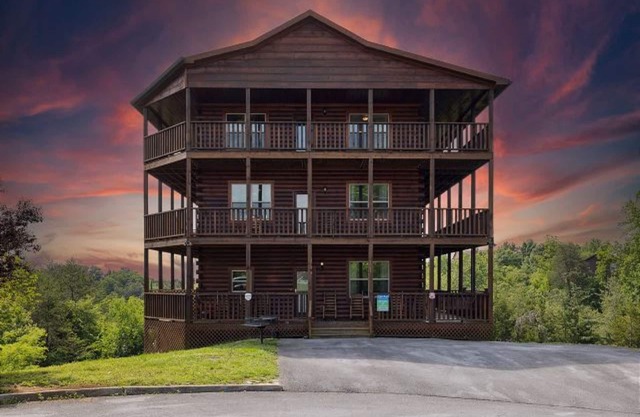 Stunning views! 6-bedroom cabin w/arcade, pool table, hot tub, foosball & more!
