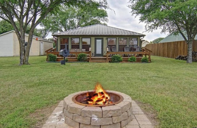 Stunning views at Lake Fork, Texas, with a fire pit and pool table!
