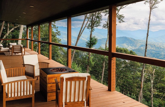 Stunning Views, Game/Movie RM, 2 decks, 1h to AVL, 5BR/3 Bath, Grill, fire pit