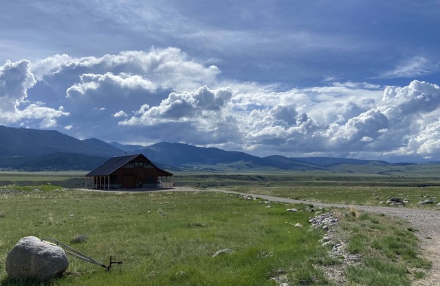 STUNNING VIEWS! Madison River fishing retreat with river access. 45 min to YNP!