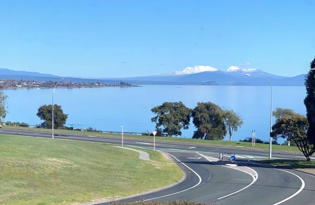 Stunning Views, Spa, Sauna + Walk to Lake & Town