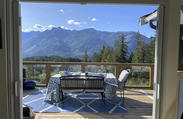 Stunning Views, Swimming Pool, Hot Tub, 16 Acres, Fire pit, TV, Pool Table. WiFi