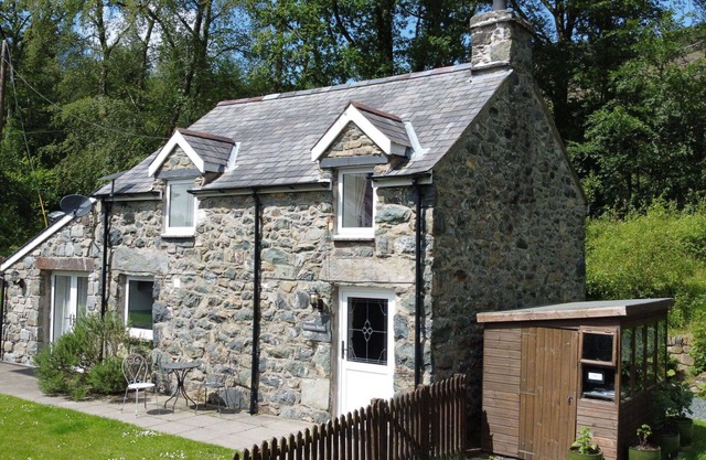 Stunning villa for 4 guests with WIFI, pets allowed and parking