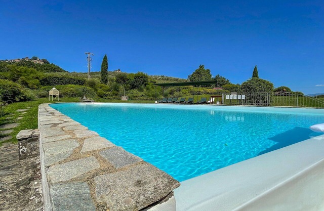 Stunning villa for 4 people with pool, WIFI, TV, patio, pets allowed, panoramic view and parking