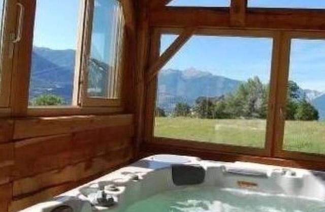 Stunning villa for 6 guests with WIFI, pool, TV and parking