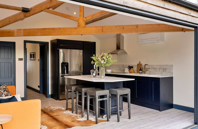 Stunning villa for 6 guests with WIFI, hot tub, terrace and parking
