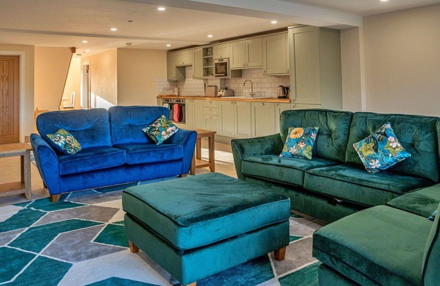 Stunning villa for 8 guests with WIFI, hot tub, pets allowed and parking