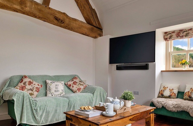 Stunning villa for 4 guests with WIFI, hot tub, TV and terrace