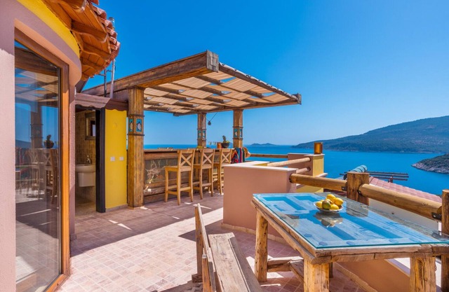 Stunning Villa, Private Heated Pool, Roof Terrace Bar, Pool Table, 200m to beach