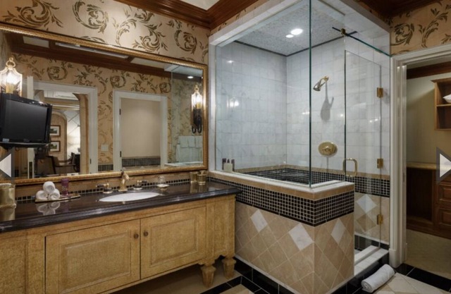 Stunning villa w/private hot tub, theatre room and more!