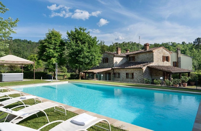 Stunning villa with private pool, hot tub, WIFI, A/C, TV, patio, panoramic view, close to Arezzo
