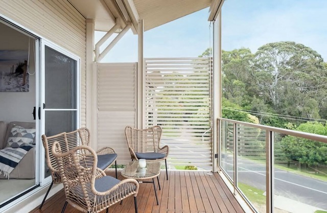 Stunning water view Home moments from town