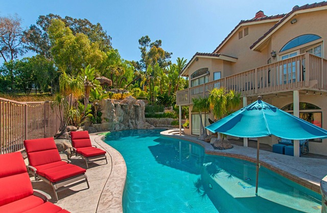 *Stunning Waterfall & Glittering Pool*Spacious Home*Perfect 4 Family Reunions*