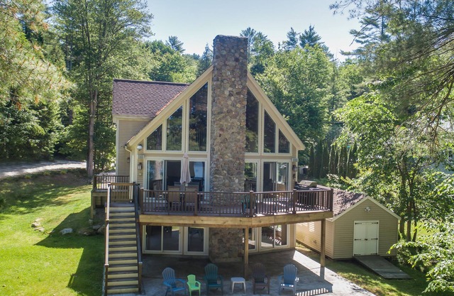 Stunning waterfront Chalet in Sebago Cove
