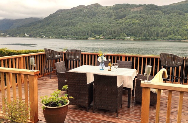 Stunning Waterside Retreat at Edge of Lochgoil, Private Decking,
