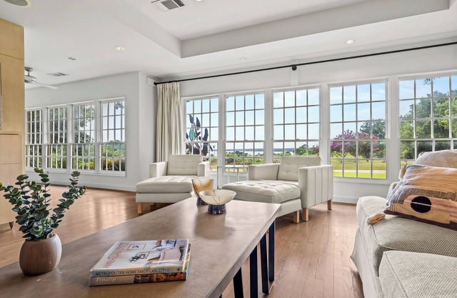 Stunning White Rock Oasis - 3 Bedroom w bonus room/office