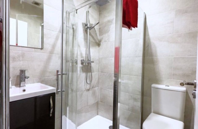 Stunning x2 bedroom apartment * free parking and Wi-Fi