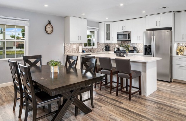 Stunningly Beautiful L.A. Cottage, Huge Yard! BBQ!