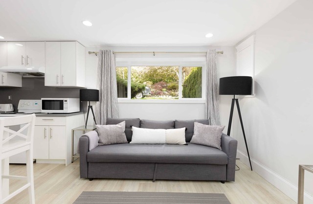 Stylish 1BR Suite in North Vancouver 10 mins ski