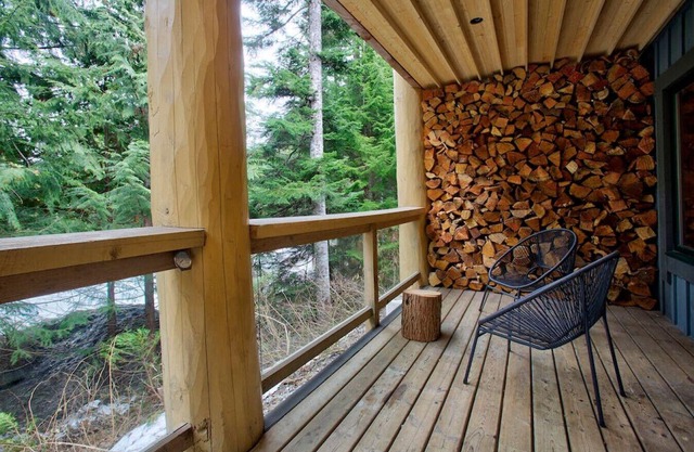Stylish 1.5 BR:Sleeps 4,Hot Tub,Pool,Patio,Free Parking &5 mins. Drive to Village!