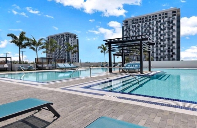 Stylish 1-Bedroom Getaway Apt- Pool & Gym