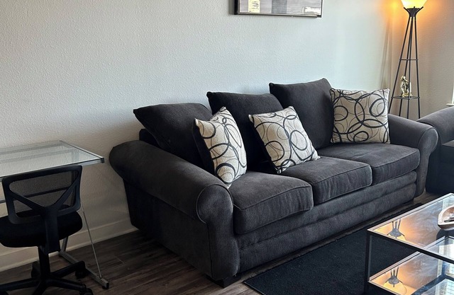 “Stylish 1-Bedroom Retreat in Deep Ellum: Patio, Free Amenities