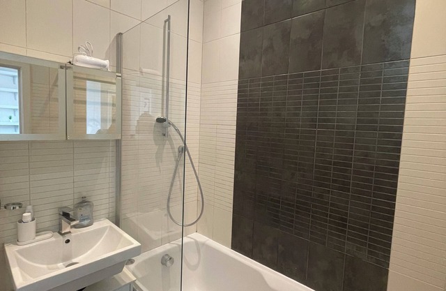 Stylish 1BD Flat with Private Terrace - Kilburn!