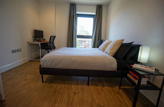 Stylish 1BR Flat with Gym & Workspace near Tube