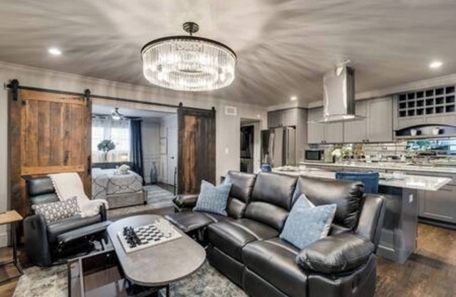 Stylish 1BR furnished condo in Central Dallas with high-end kitchen, Nespresso coffee, 65” smart TV, king bed with premium mattress, and award-winning courtyard retreat.